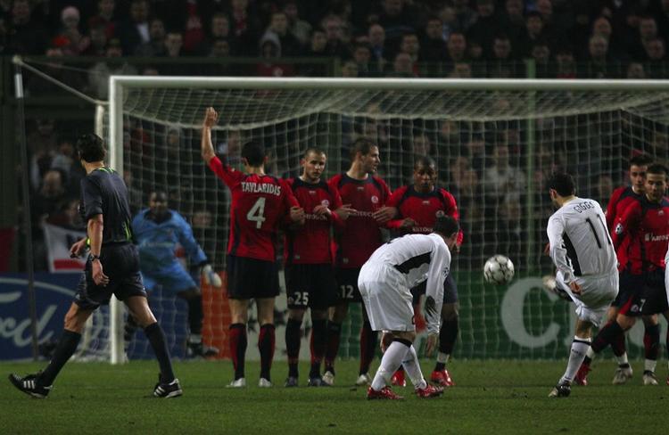 Eric Braamhaar (yderst tv.) var også genstand for stor opstandelse, da han godkendte denne scoring af Ryan Giggs i Champions League-kampen Lille-Manchester United. 