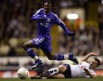Tottenham Hotspurs Steed Malbranque forsøger at takle Chelseas ene målscorer Shaun Wright-Phillips. 