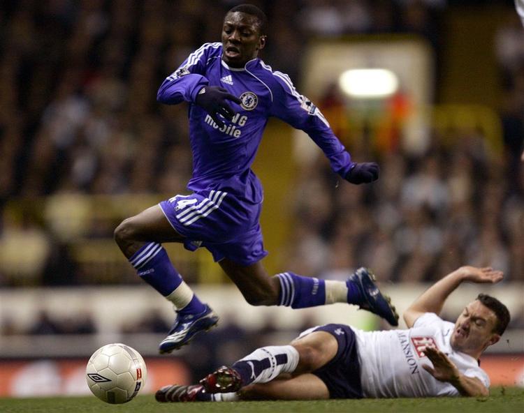 Tottenham Hotspurs Steed Malbranque forsøger at takle Chelseas ene målscorer Shaun Wright-Phillips. 