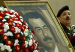 Iraks tidligere vicepræsident blev hængt tidligt i morges - her fotograferet ved siden af et billede af den tidligere diktator Saddam Hussein.. 