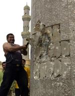 Hammerslag. Det kunne ses, da den irakiske mester i vægtløftning Kadhim al-Jubouri for fire år siden gik løs på statuen af Saddam. 