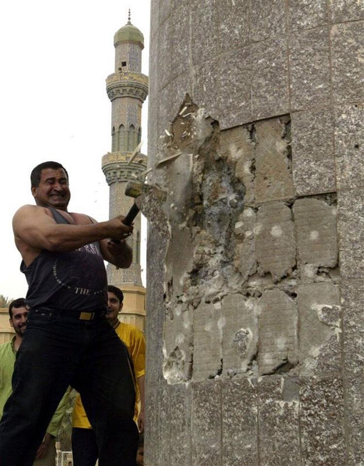 Hammerslag. Det kunne ses, da den irakiske mester i vægtløftning Kadhim al-Jubouri for fire år siden gik løs på statuen af Saddam. 