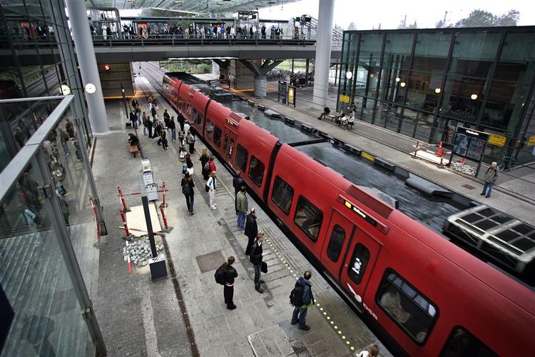 S-tog er stærkt forsinkede eller aflyste til formiddag. Busserne kører slet ikke i hovedstadsområdet, mens regionaltogene er aflyste eller forsinkede. Ikke en heldig dag for den offentlige trafik. 