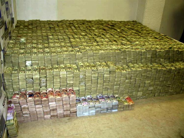 De mexicanske og amerikanske myndigheder fik en af de helt store fisk i nettet, da de konfiskerede dollar, euro og meixcanske pesos i kontanter svarende til mere end 1.2 milliarder kroner 