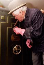 Efter stor succes med 14 Olsen Banden-film, skal Egon Olsen og hans kumpaner nu til at synge deres planer i en ny musical. her er dewt den originale Egon i skikkelse af Ove Sprogøe, som åbner et af sin karrieres utallige pengeskabe. 