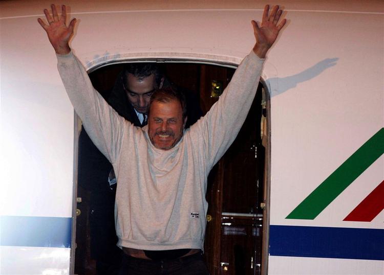 Den frigivne journalist blev blandt andet modtaget af Romano Prodi. 
