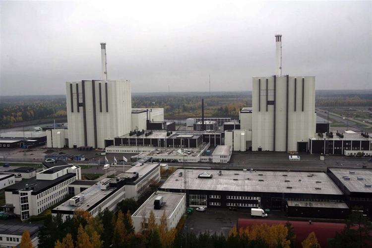 En bombetrussel fik i morges politiet til at afspærrt området omkring det svenske atomkraftværk Forsmark. 