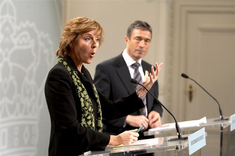 Miljøminister Connie Heddegaard (K) og statsminister Anders Fogh Rasmussen (V) præsenterer nyheden om en global klimakongres i Danmark. 