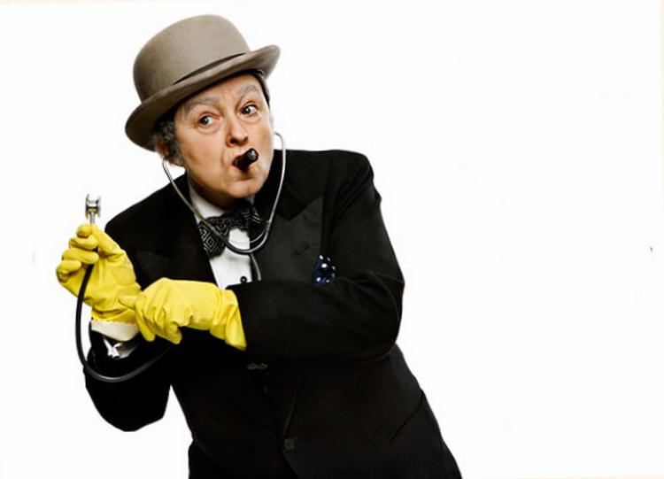 Kirsten Lehfeldt skal igen vise, hvor god hun er til at spille mand. Denne gang bandelederen Egon Olsen. 