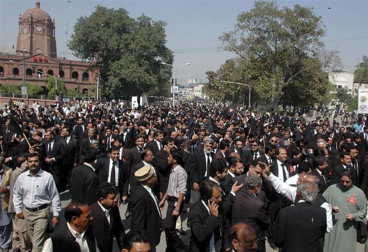 Advokater på gaden i Lahore i Pakistan. 