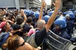 Demonstranter og politi mødes under G8-landenes topmøde i Genova i Italien i 2001. 