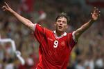 Den suveræne danske EM-målmager gennem tiderne, Jon Dahl Tomasson, efter at have scoret sejrsmålet i den vitale EM-kvalkamp mod Schweiz i september 1999. 