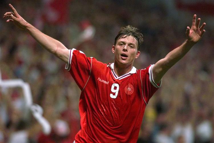 Den suveræne danske EM-målmager gennem tiderne, Jon Dahl Tomasson, efter at have scoret sejrsmålet i den vitale EM-kvalkamp mod Schweiz i september 1999. 