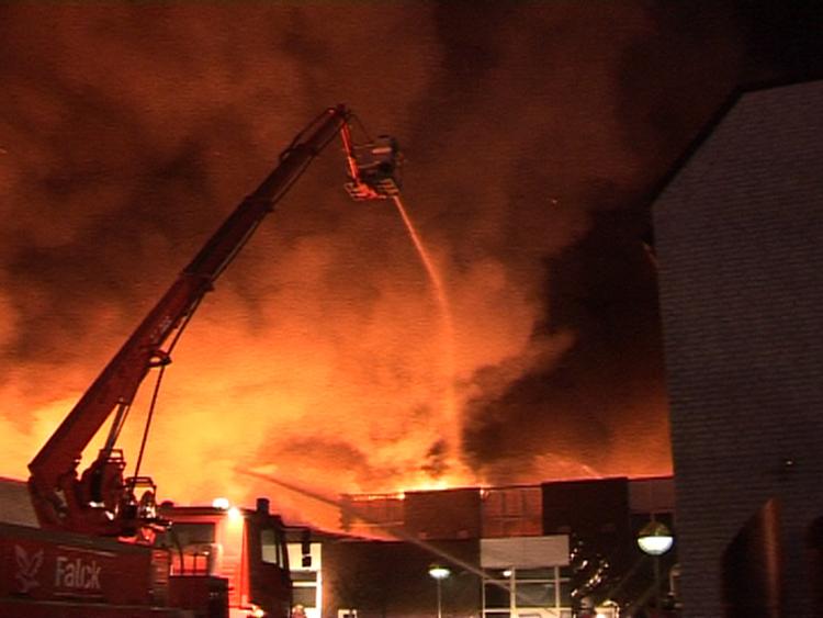 En lagerhal på 2000 kvm blev omspændt af flammer ved 18.30-tiden. 