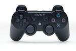 Sonys redesignede controller til PlayStation 3 inkluderer bevægelsessensor, forbedrede knapper og er trådløs. I praksis føles den dog for underligt let, og særligt savner man, at den kan vibrere, så indlevelsen i spillene er større. 