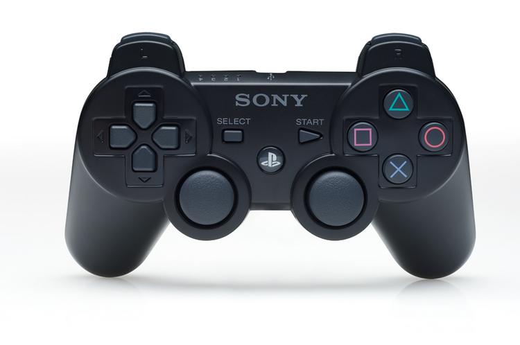 Sonys redesignede controller til PlayStation 3 inkluderer bevægelsessensor, forbedrede knapper og er trådløs. I praksis føles den dog for underligt let, og særligt savner man, at den kan vibrere, så indlevelsen i spillene er større. 