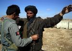 Afghansk politimand visiterer afghansk mand i Gereshk-distriktet i februar. 