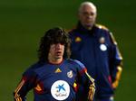 Carles Puyol er en verdensklasseforsvarer, men træner Aragones (i baggrunden) kan ikke bruge ham på lørdag. 