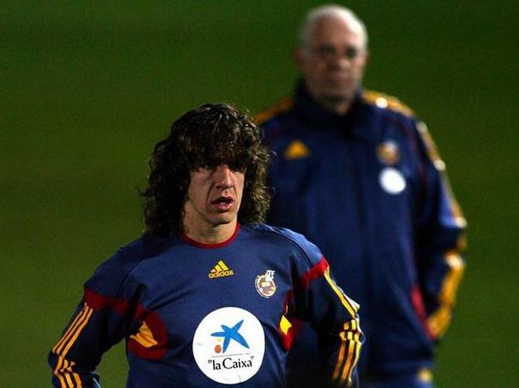 Carles Puyol er en verdensklasseforsvarer, men træner Aragones (i baggrunden) kan ikke bruge ham på lørdag. 