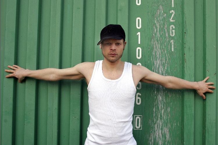 »Hiphop-miljøet er tit ekstremt begrænsende &ndash; der skal være scratch, der skal være en breaker i baggrunden, og det skal være så ægte det hele«, siger Gísli, der efter en tur til New York har fortsat livet som rapper i Danmark. 