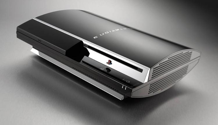 Sort i sort. Designet af PlayStation 3 er stilet og holdt i en blank sort pianolak. F.eks. er det en befrielse, at støjniveauet er herligt lavt og strømforsyningen indbygget i maskinen. Ulempen er, at overfladen suger støv og fedtfingre til sig som et sort hul, allerede før du har pakket den ud af æsken. Men betagende er den. 