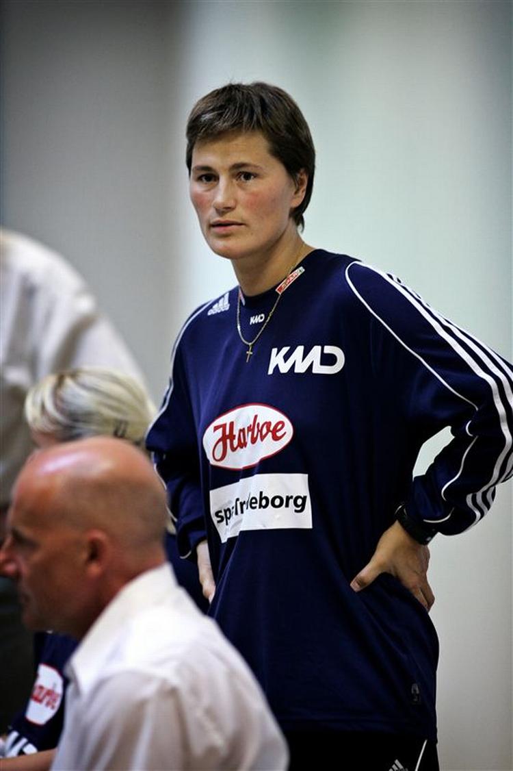 Anja Andersen kom i åbent klammeri med modstanderholdet træner, da Slagelse mødte Krim i Champions League. Nu er begge slagsbrødrene udelukket fra at deltage i returkampen. 