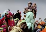 To sudanske kvinder skal stenes på grund af utroskab. 