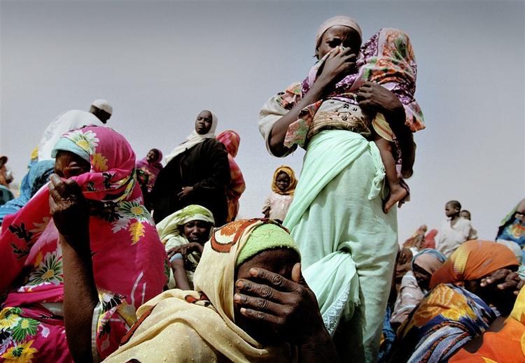 To sudanske kvinder skal stenes på grund af utroskab. 