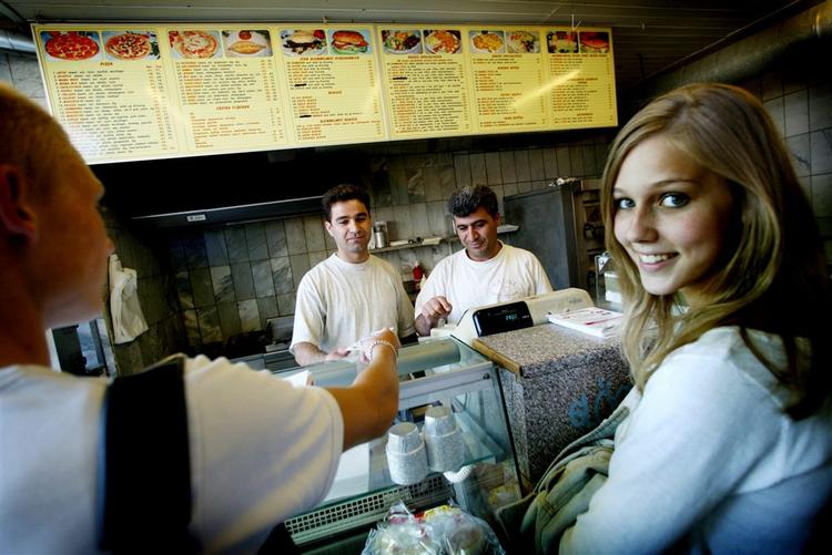 Roskildesyge spredes via mad på take-away restauranter, hvor mange mennesker rører ved maden. 