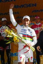 Et brækket ribben er ikke nok til at slå Paolo Bettini ud. 