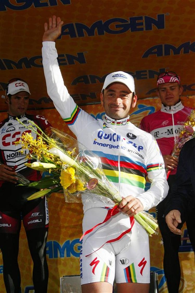 Et brækket ribben er ikke nok til at slå Paolo Bettini ud. 