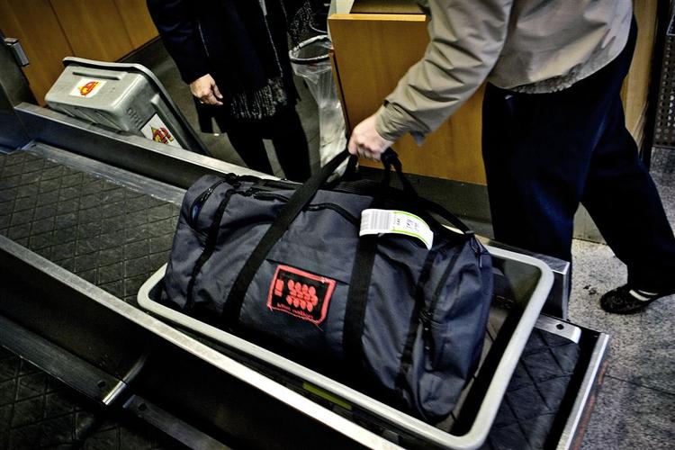 Sikkerhedstjek i EU's lufthavne er til stor gene for passagerne. Nu skal effekten vurderes. 