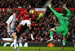 Thomas Sørensen er her chanceløs, da Manchester Uniteds Christiano Ronaldo scorer på hovedstød mod Aston Villa i januar. Den danske keeper har fået smag for flere af de store kampe. 