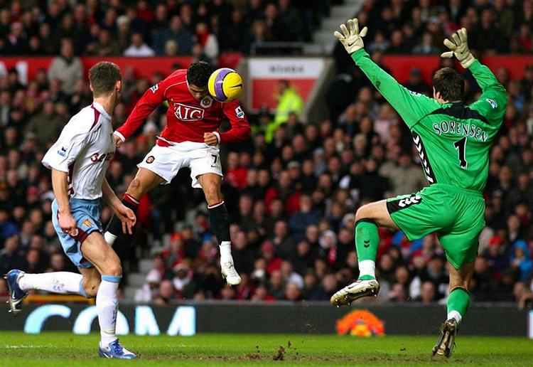 Thomas Sørensen er her chanceløs, da Manchester Uniteds Christiano Ronaldo scorer på hovedstød mod Aston Villa i januar. Den danske keeper har fået smag for flere af de store kampe. 