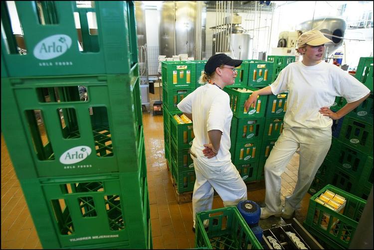 Arla hævder selv at være verdens største producent af økologiske mejeriprodukter. Nu bliver selskabet også medlem af Økologisk Landsforening. 