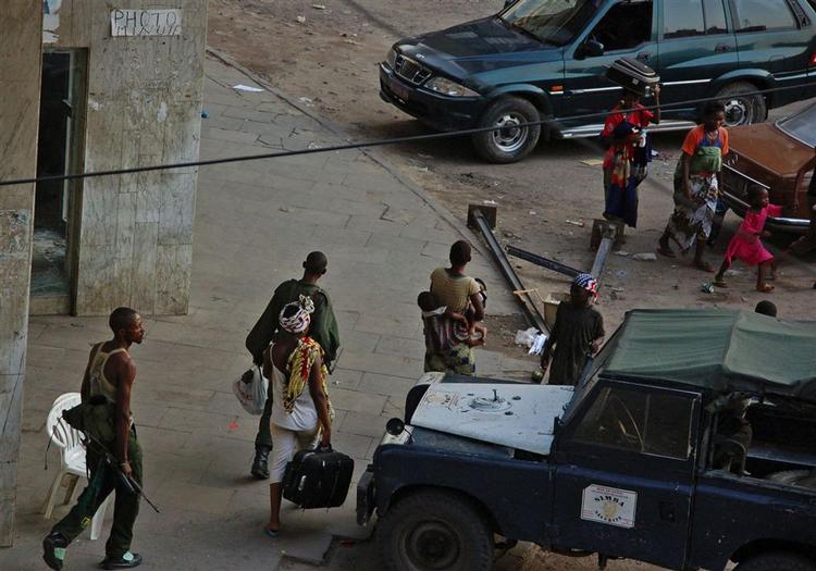 Foto taget i Kinshasa fredag morgen, hvor medlemmer af den flygtende milits blander sig i mængden med lokale civile. 