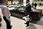 Lige nu er det dumt at forlade en bilforhandler uden at have fået en eller anden form for tilbud. Hvad der evt. vanker på denne åbne Cadillac, er uvist. Foto: Kåre Viemose 