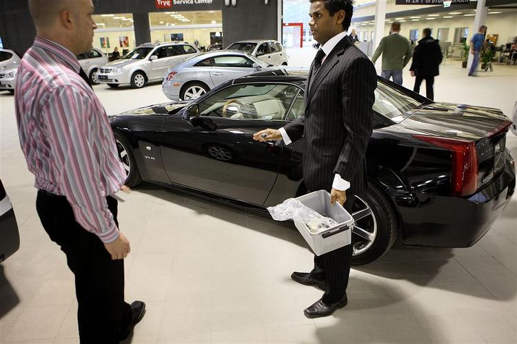 Lige nu er det dumt at forlade en bilforhandler uden at have fået en eller anden form for tilbud. Hvad der evt. vanker på denne åbne Cadillac, er uvist. Foto: Kåre Viemose 