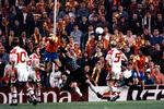 Bakero med nummer 10 har netop forhindret Peter Schmeichel i at nå bolden. I stedet header Hierro bolden i mål. Arkivfoto: Finn Frandsen 