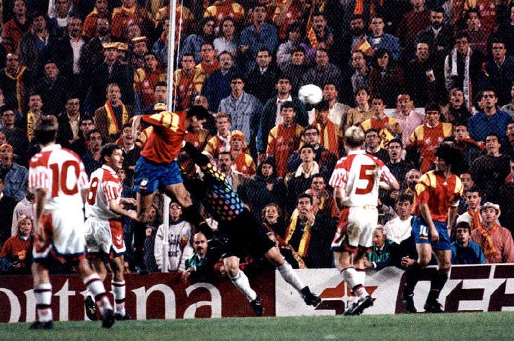 Bakero med nummer 10 har netop forhindret Peter Schmeichel i at nå bolden. I stedet header Hierro bolden i mål. Arkivfoto: Finn Frandsen 