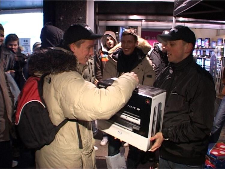 Sonys PlayStation 3 blev lanceret 23. marts over hele Europa, og har i sin første weekend slået salgsrekorder i England. Dog sælger den mindre end konkurrenterne herunder PlayStation 2 i USA og Japan. 