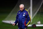 Spaniens træner Luis Aragones vil ikke påtage sig favoritrollen før lørdagens vigtige kamp mod Danmark. 