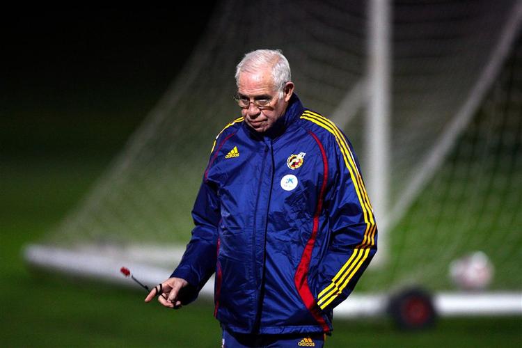 Spaniens træner Luis Aragones vil ikke påtage sig favoritrollen før lørdagens vigtige kamp mod Danmark. 