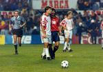 Michael Laudrup fik et par trøstende ord af Spaniens Bakero efter 0-3-nederlaget i Sevilla  16. november 1994. 