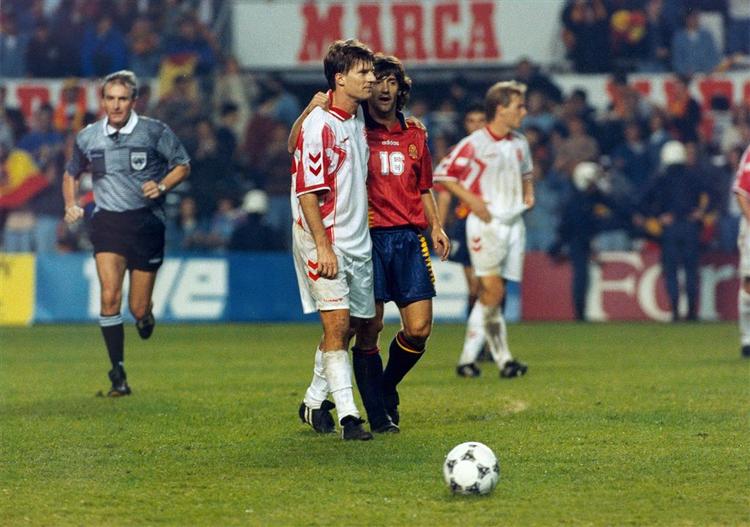 Michael Laudrup fik et par trøstende ord af Spaniens Bakero efter 0-3-nederlaget i Sevilla  16. november 1994. 