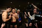 142,4 kilogram boksere - Libradio Andrade og Mikkel Kessler - poserer efter den velbesøgte vejning på SAS Radisson. 