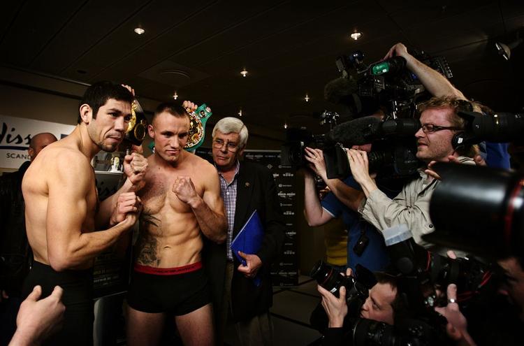 142,4 kilogram boksere - Libradio Andrade og Mikkel Kessler - poserer efter den velbesøgte vejning på SAS Radisson. 