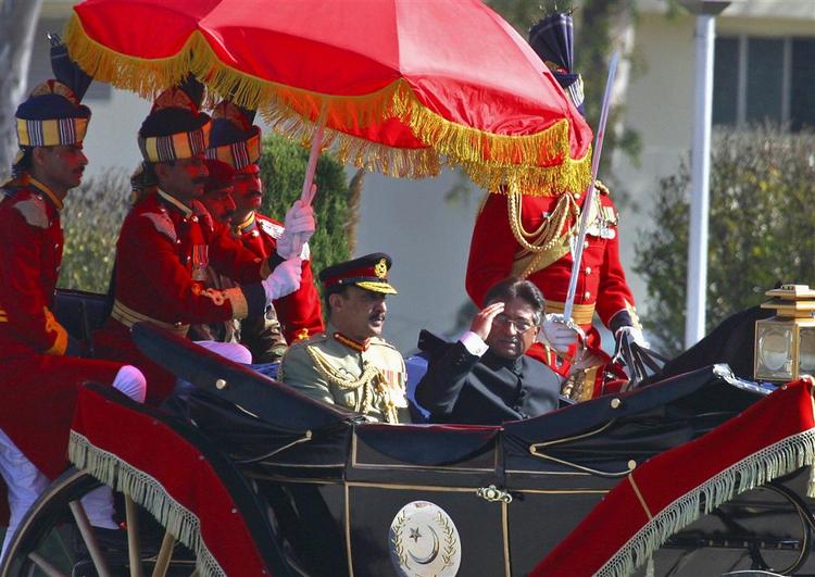 det går ikke så godt. Alligevel blev Pakistans præsident Pervez Musharraf hyldet på landets nationaldag i dag. 