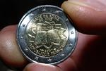 Jubilæums-2 euro i anledning af Rom Traktaktens 50 års fødselsdag. 