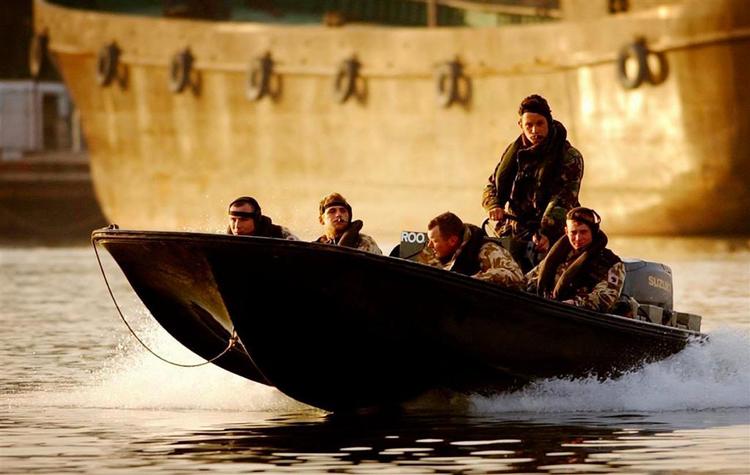 Britiske soldater på patrulje i Shatt Al Arab kanalen ved Basra i Irak,  det område hvor 15 britiske soldater i går blev pågrebet (arkivfoto fra 2005). 